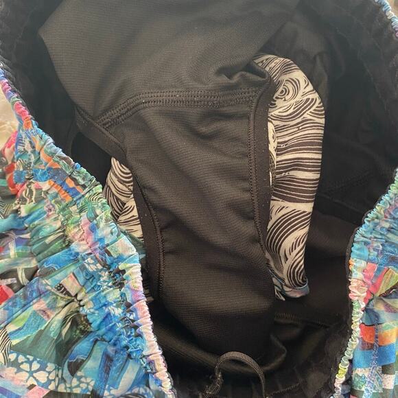 LULULEMON 2018 Tracker Shorts in Seawheeze Electric Beach Special Edition,Size 6 - Picture 7 of 8